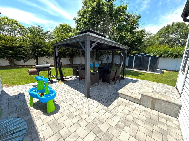 28 Northern Parkway E, Plainview, NY 11803