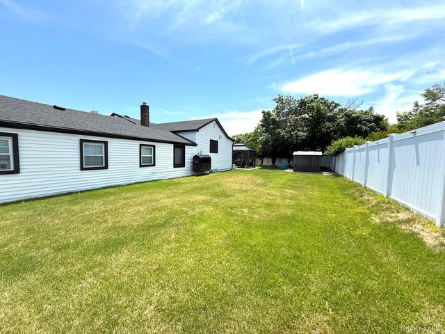 28 Northern Parkway E, Plainview, NY 11803