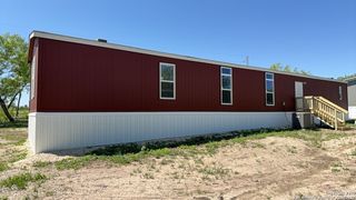 224 forest creek, Devine, TX 78016