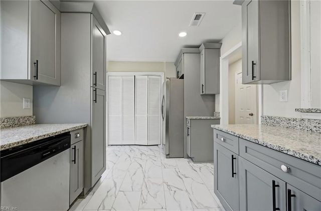 2 Reynolds DR, Hampton, VA 23666