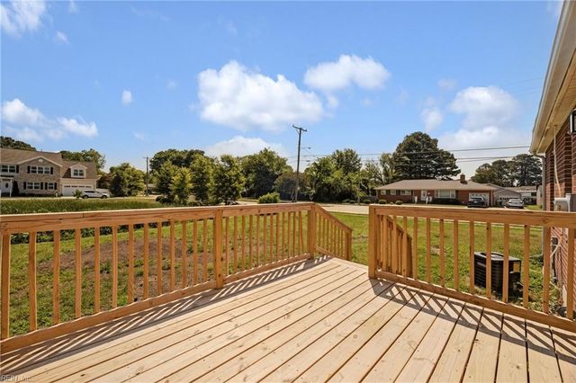 2 Reynolds DR, Hampton, VA 23666