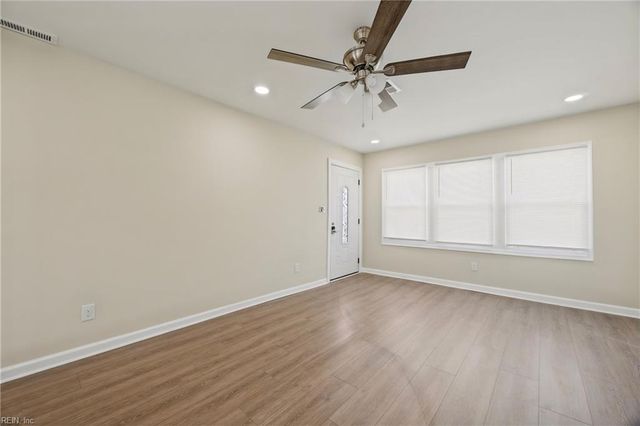 2 Reynolds DR, Hampton, VA 23666