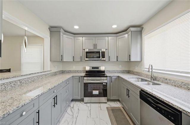 2 Reynolds DR, Hampton, VA 23666