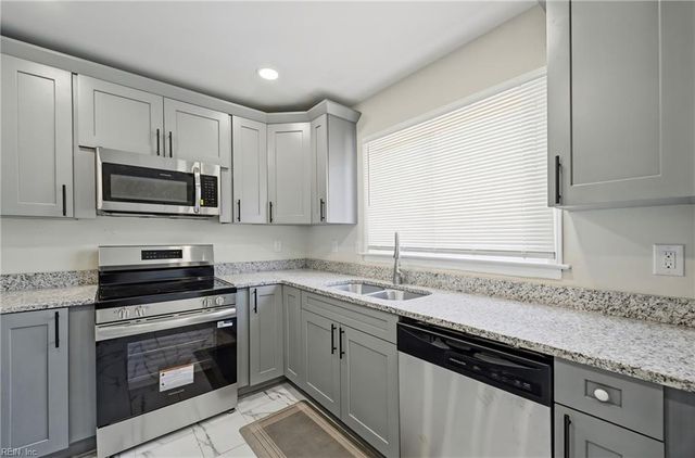 2 Reynolds DR, Hampton, VA 23666