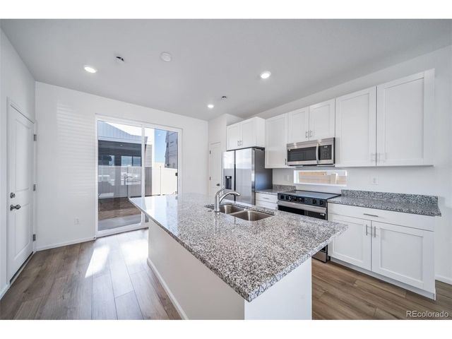 46569 Sunflower Ln, Bennett, CO 80102