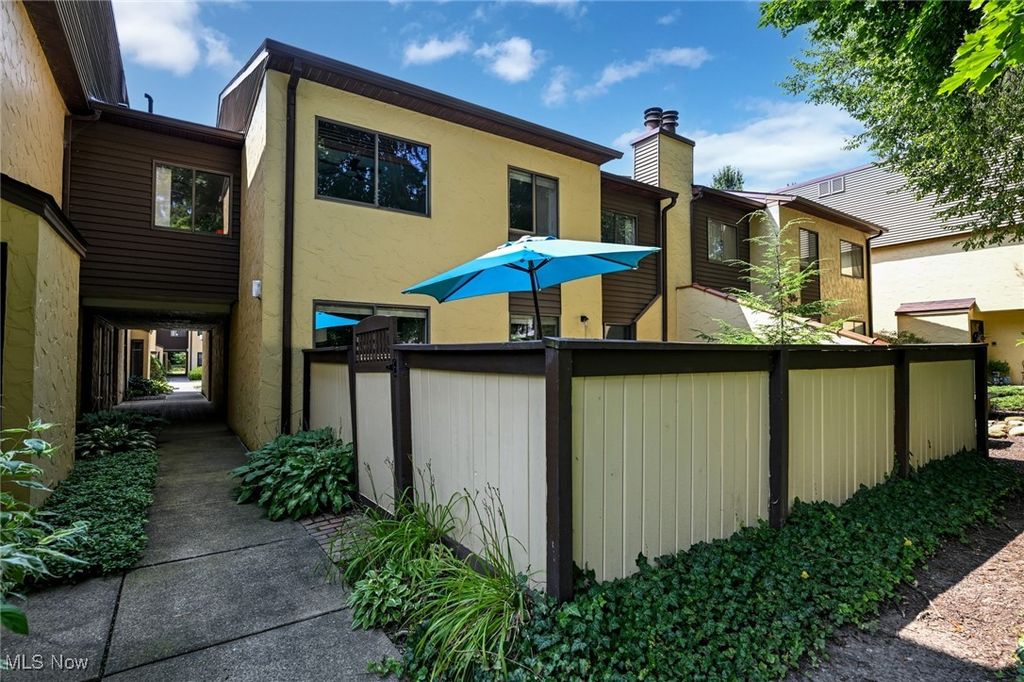 1094 Hampton Ridge Drive, Akron, OH 44313