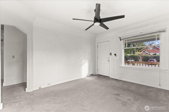 9007 Dayton Avenue N, Seattle, WA 98103