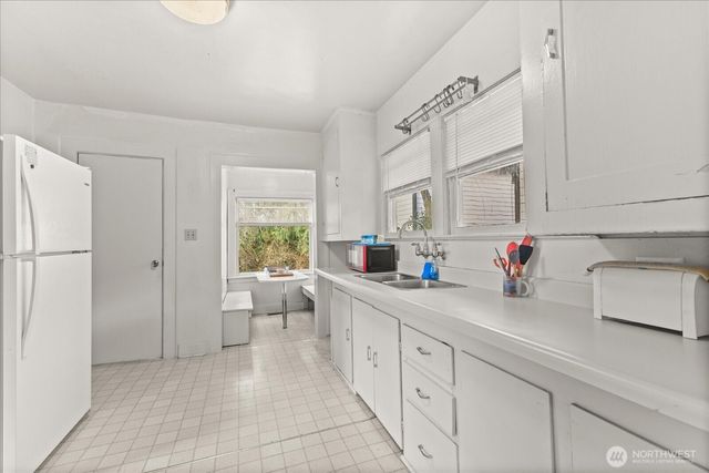 9007 Dayton Avenue N, Seattle, WA 98103