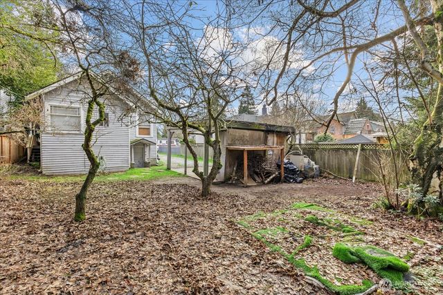 9007 Dayton Avenue N, Seattle, WA 98103