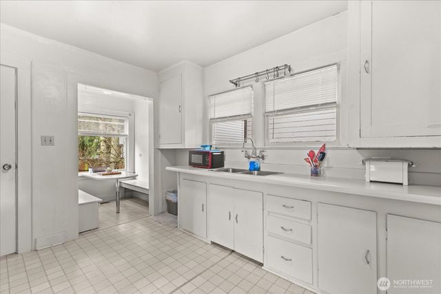 9007 Dayton Avenue N, Seattle, WA 98103