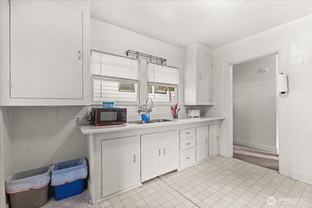 9007 Dayton Avenue N, Seattle, WA 98103