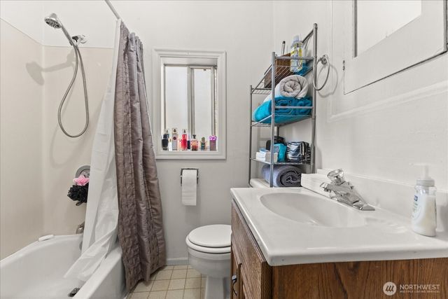 9007 Dayton Avenue N, Seattle, WA 98103