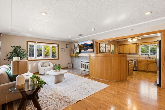 10020 Loretta Drive NW, Albuquerque, NM 87114