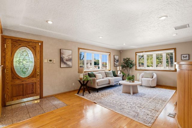 10020 Loretta Drive NW, Albuquerque, NM 87114