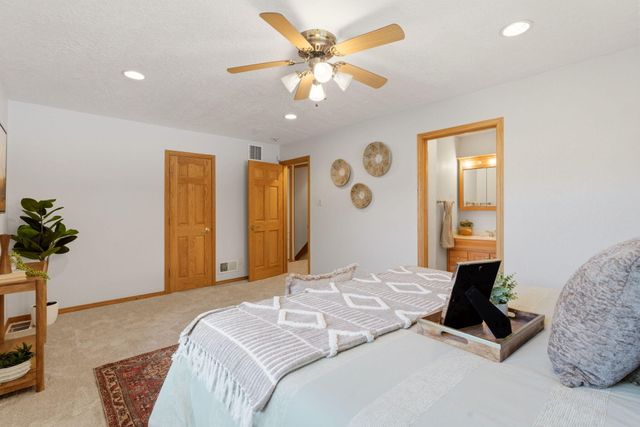 10020 Loretta Drive NW, Albuquerque, NM 87114