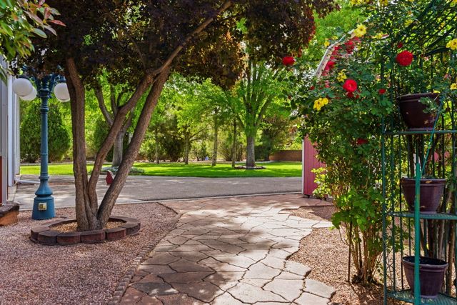 10020 Loretta Drive NW, Albuquerque, NM 87114