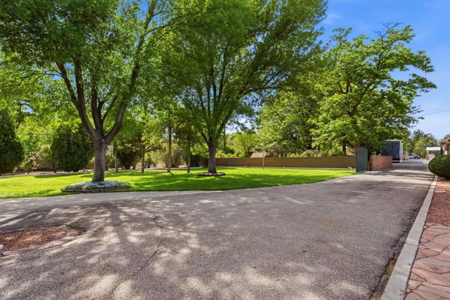 10020 Loretta Drive NW, Albuquerque, NM 87114