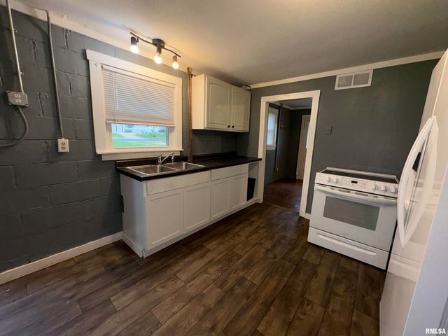 813 N 11TH Street, Pekin, IL 61554