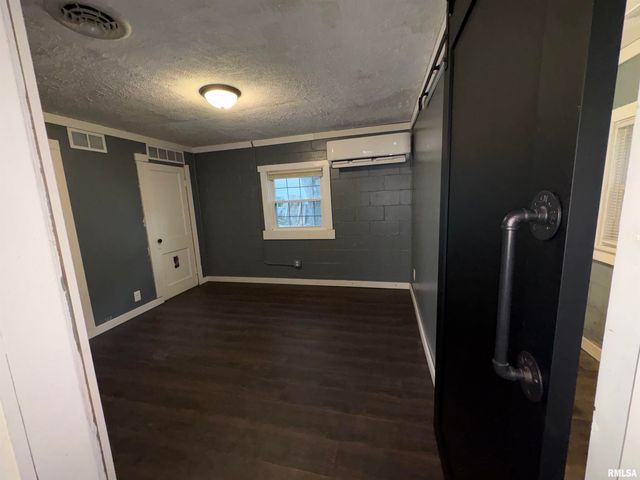 813 N 11TH Street, Pekin, IL 61554
