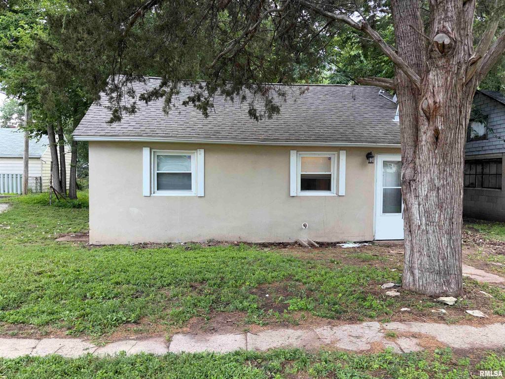 813 N 11TH Street, Pekin, IL 61554