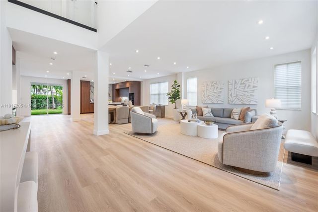 804 Crestview Cir, Weston, FL 33327