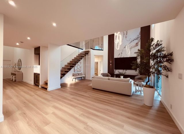 804 Crestview Cir, Weston, FL 33327