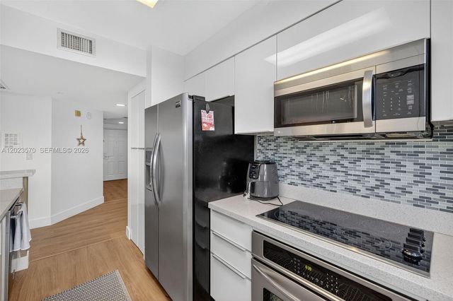 19501 W Country Club Dr 313, Aventura, FL 33180
