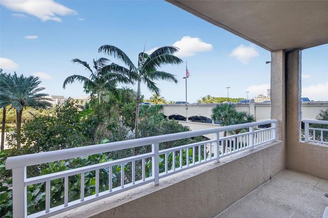 19501 W Country Club Dr 313, Aventura, FL 33180
