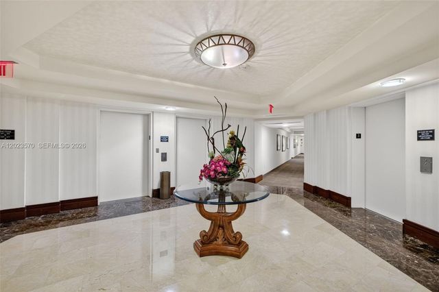 19501 W Country Club Dr 313, Aventura, FL 33180