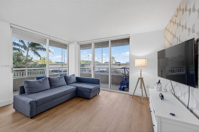 19501 W Country Club Dr 313, Aventura, FL 33180