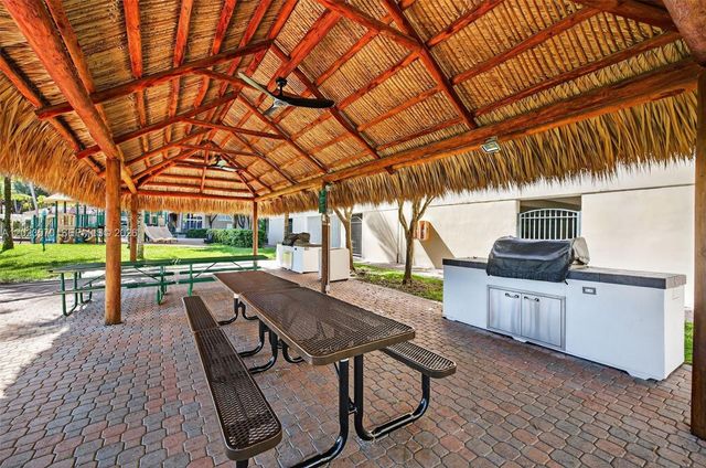 19501 W Country Club Dr 313, Aventura, FL 33180