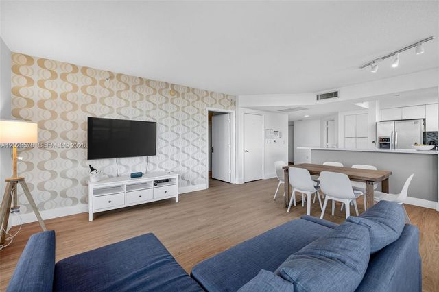 19501 W Country Club Dr 313, Aventura, FL 33180