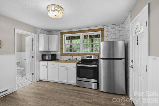 659 Salisbury Road, Hendersonville, NC 28792