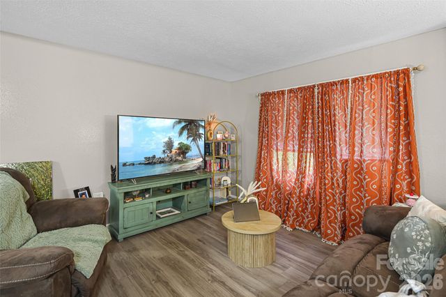 659 Salisbury Road, Hendersonville, NC 28792