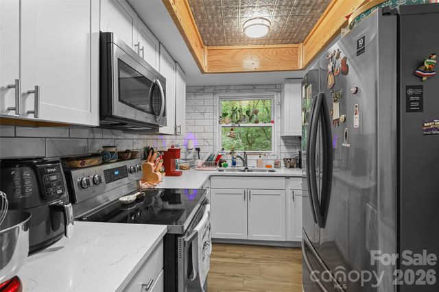 659 Salisbury Road, Hendersonville, NC 28792