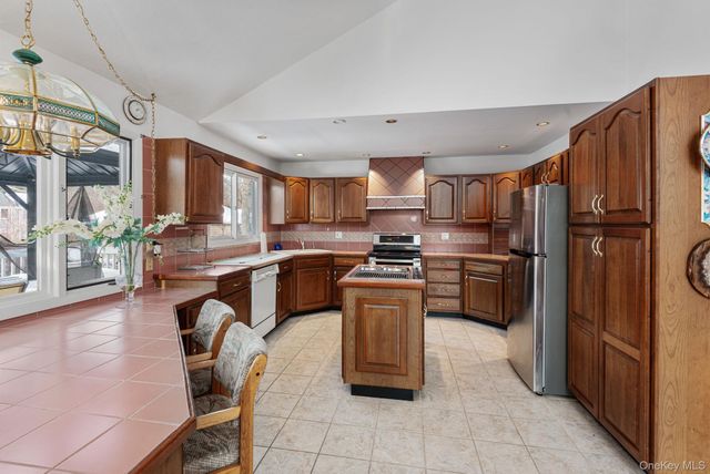 22 Glenview Avenue, Northport, NY 11768