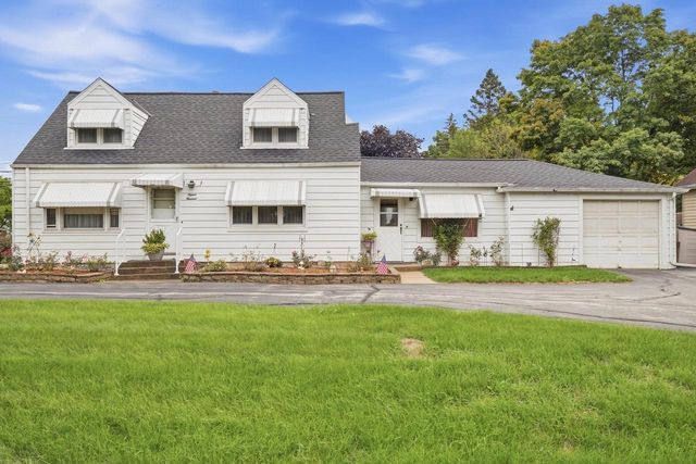 1500 S Calhoun ROAD, New Berlin, WI 53151