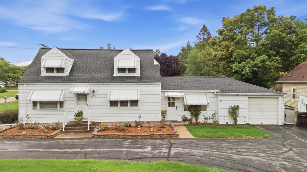 1500 S Calhoun ROAD, New Berlin, WI 53151