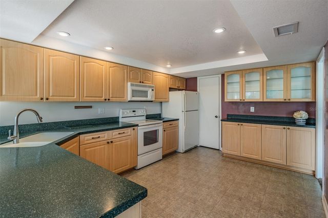 225 COUNTRY CLUB DRIVE 1209, Largo, FL 33771