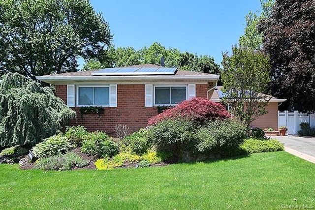 32 Randy Lane, Plainview, NY 11803