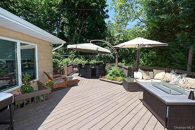 32 Randy Lane, Plainview, NY 11803
