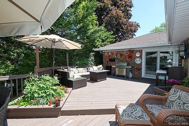32 Randy Lane, Plainview, NY 11803