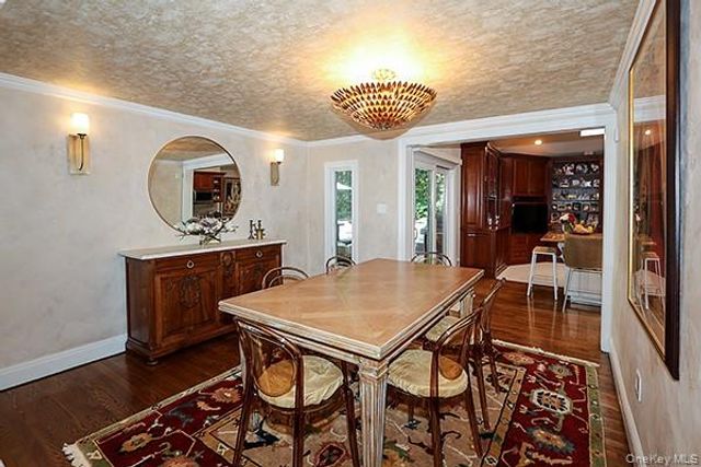 32 Randy Lane, Plainview, NY 11803