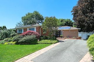 32 Randy Lane, Plainview, NY 11803