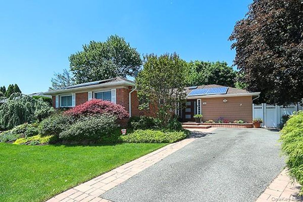 32 Randy Lane, Plainview, NY 11803