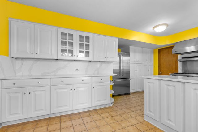 2020 GLENVIEW Road, Rockford, IL 61107