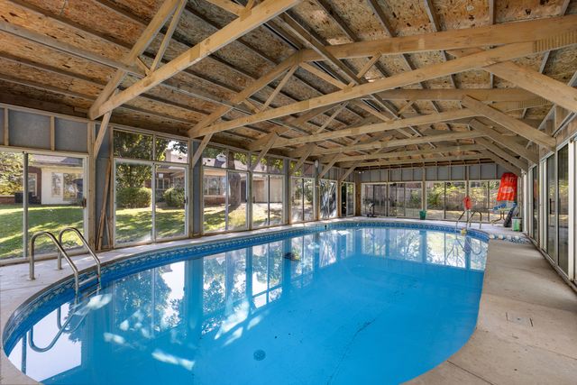 2020 GLENVIEW Road, Rockford, IL 61107