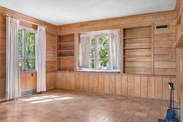 2020 GLENVIEW Road, Rockford, IL 61107