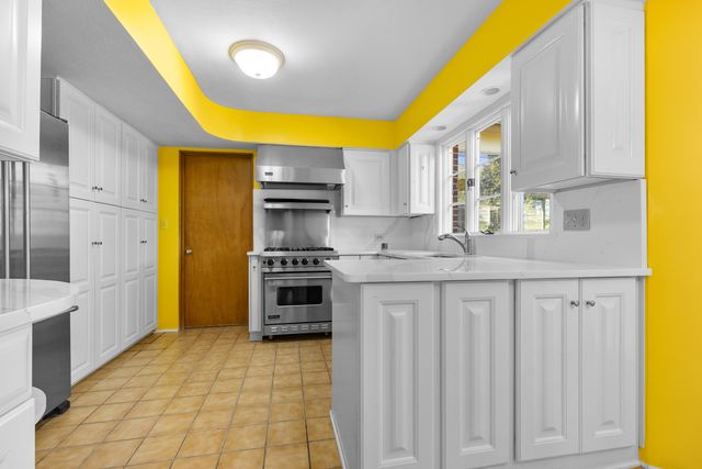 2020 GLENVIEW Road, Rockford, IL 61107