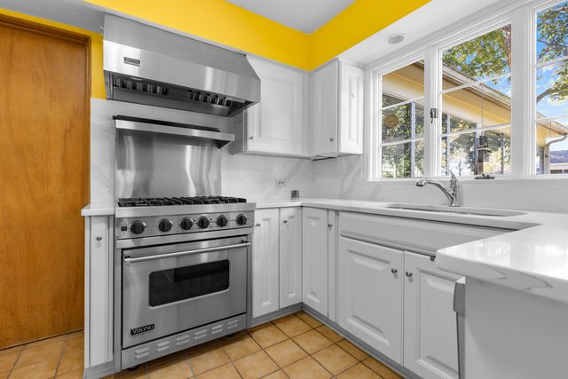 2020 GLENVIEW Road, Rockford, IL 61107